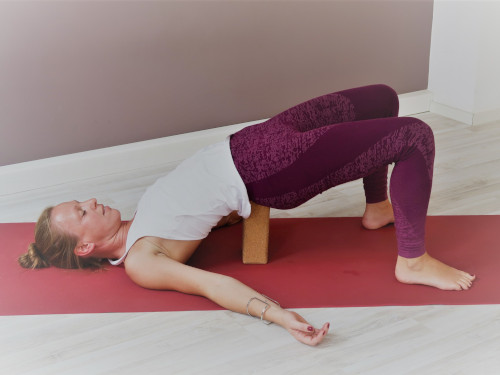 passive Schulterbrücke Yin Yoga passive Schulterbrücke Yin Yoga.jpg